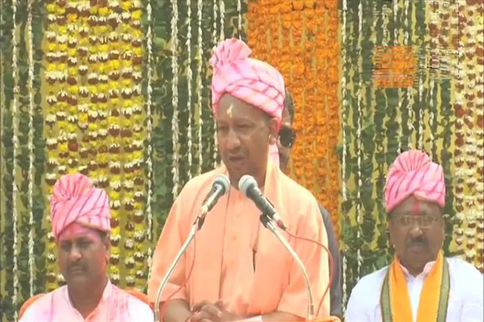 ভোটে জয়ের মাঝেই পালিত হচ্ছে হোলি, বেজায় খুশি যোগী