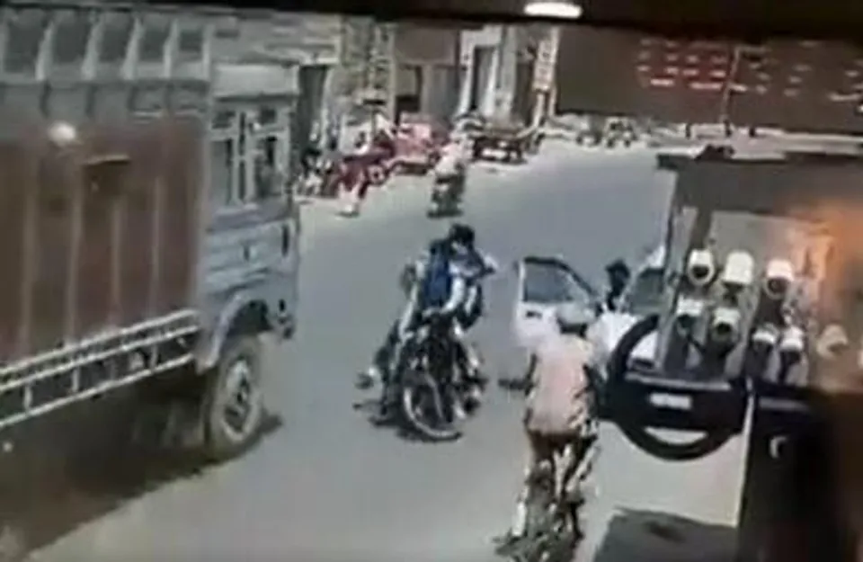 মৃত্যুর মুখ থেকে ফিরলেন ২ বাইকার, দেখুন ভয়ানক ভিডিও