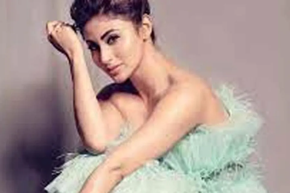 প্রকৃতির মাঝে সবুজে মৌনি