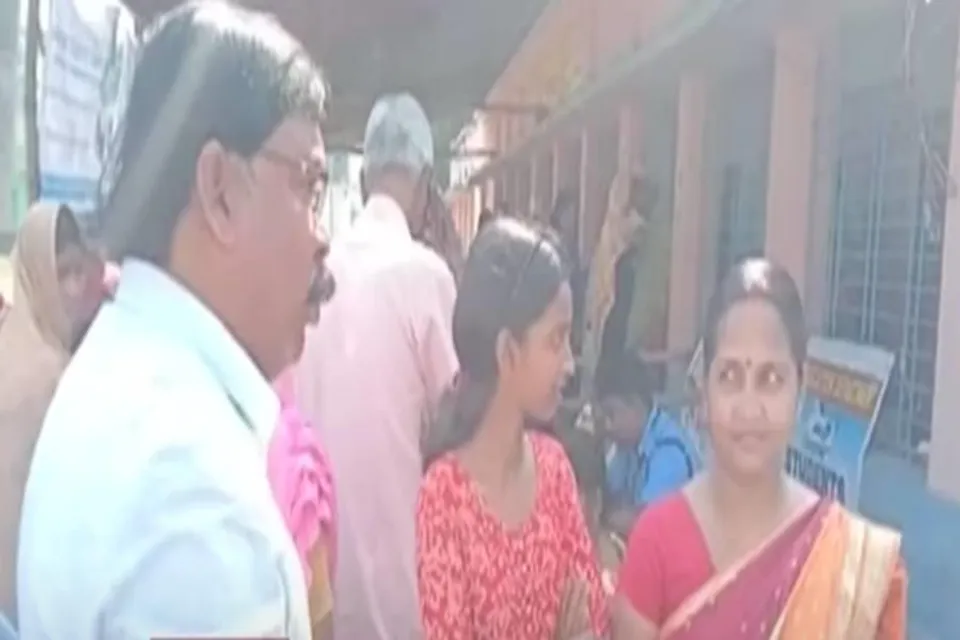 শাসক দলকে ভোট দিলে তবেই পাওয়া যাবে লক্ষীর ভাণ্ডারের টাকা, হুঁশিয়ারি তৃণমূল নেতার