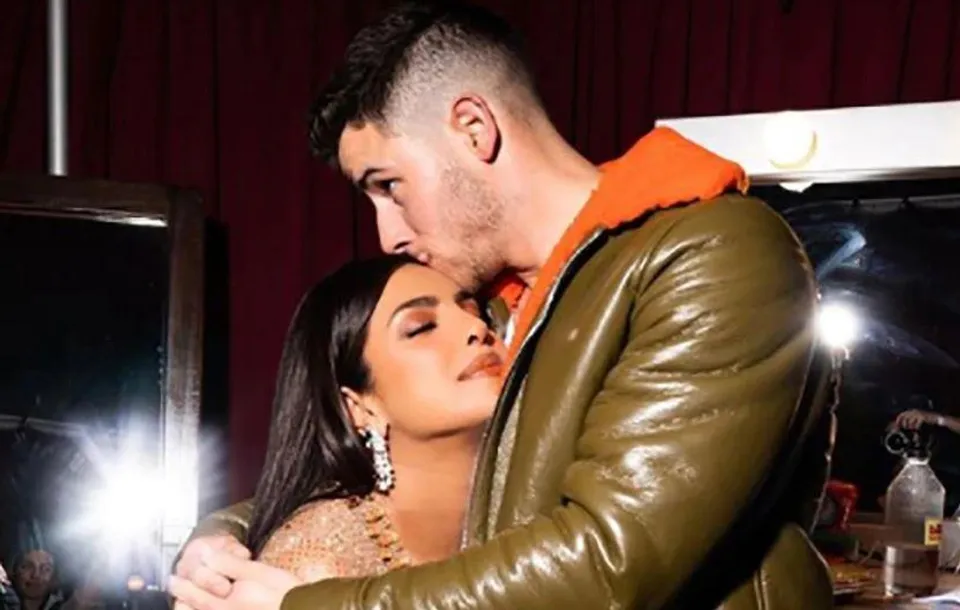 স্বামীর সঙ্গে খুনসুটি প্রিয়াঙ্কার, ভাইরাল 'হট' ছবি