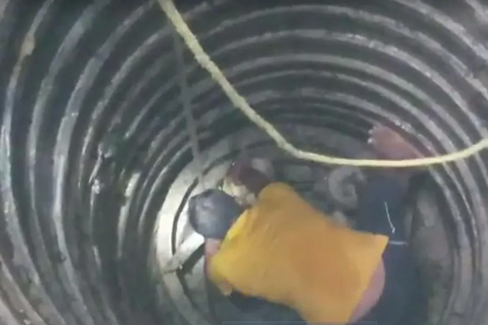 পরিত্যক্ত কুঁয়োতে পড়ে যাওয়াকে ষাঁড় উদ্ধার করল দমকল