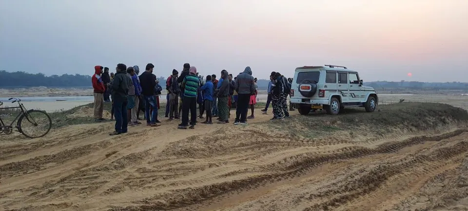 অবৈধ বালি উত্তোলনের অভিযোগে মেদিনীপুর গ্রামীণে খাদানে হানা দিল পুলিশ ও ভূমি দফতর