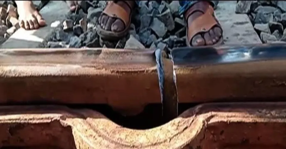 অল্পের জন্য বড় দুর্ঘটনা এড়াল আপ সোনারপুর-ক্যানিং লোকাল