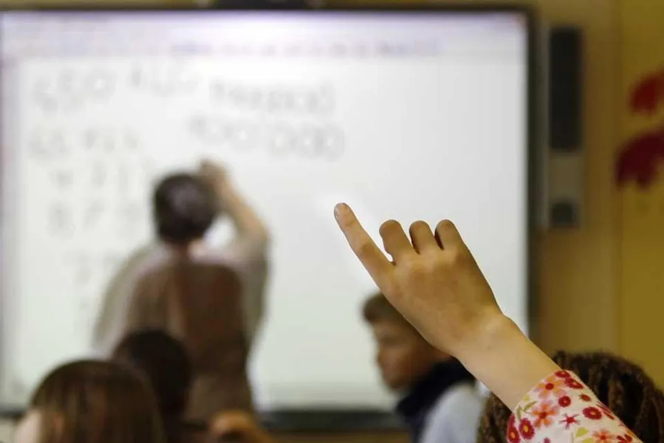 এ কেমন শিক্ষক?