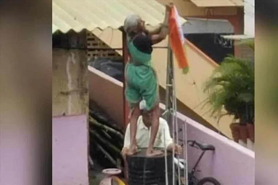 এই বয়সেও এত ফিট! ভাইরাল ছবি ঘিরে উন্মাদনা