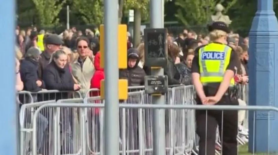 রানি দ্বিতীয় এলিজাবেথের শেষ যাত্রায় চোখের জলে মানুষের ঢল