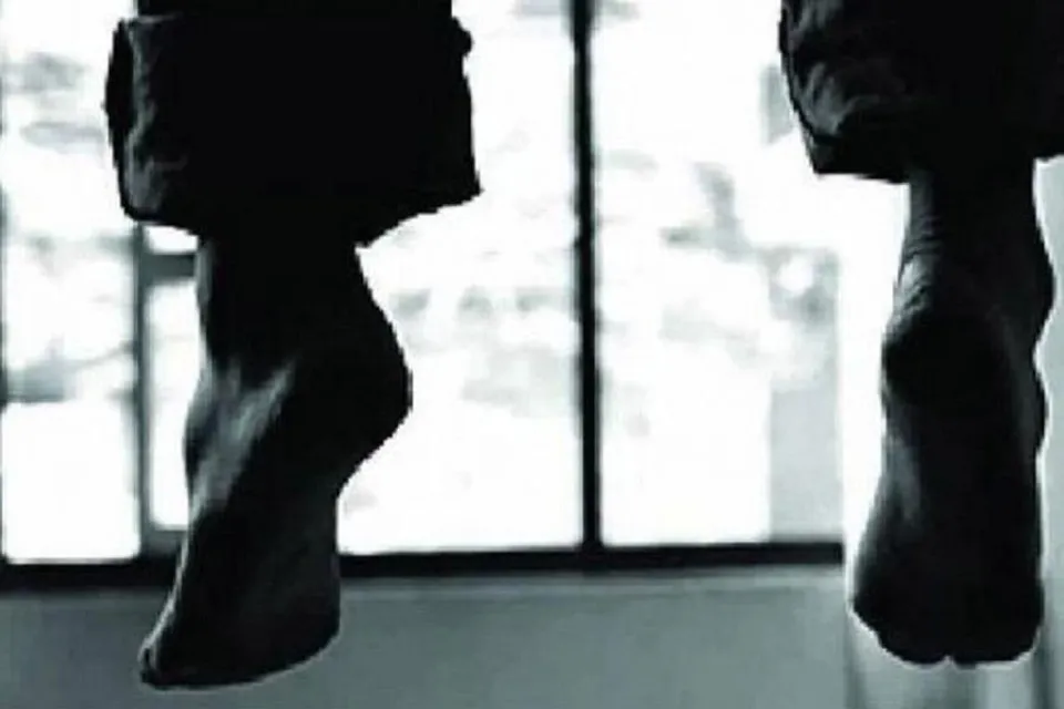 শিক্ষকের ঝুলন্ত দেহ উদ্ধার