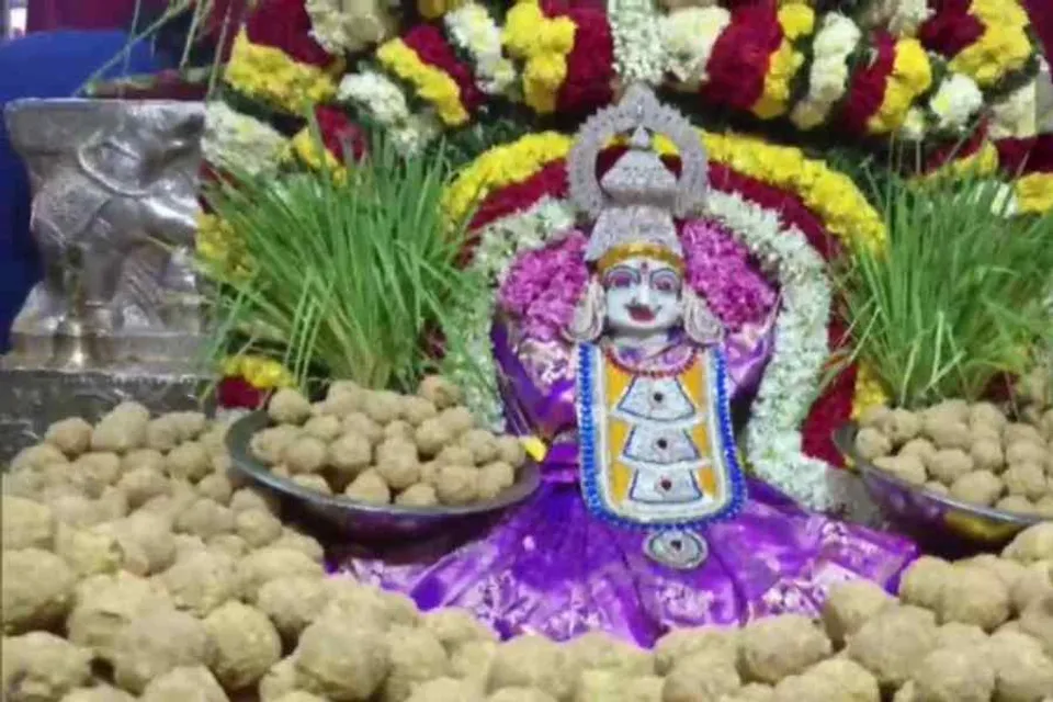 ৫ হাজার লাড্ডু দিয়ে দেবীর আরাধনা