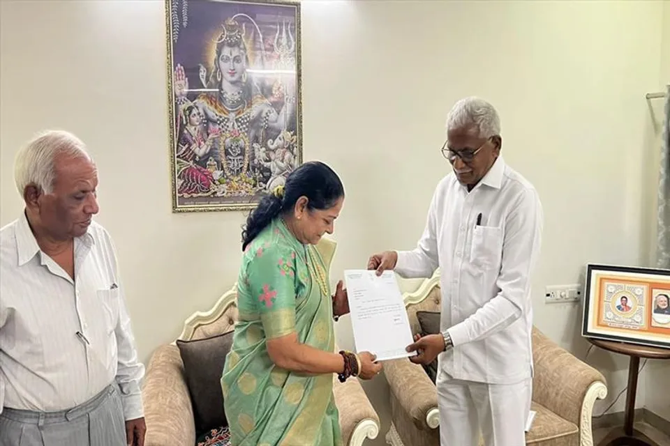 বিধানসভা ভোটের আগে ফের গুজরাটে ধস