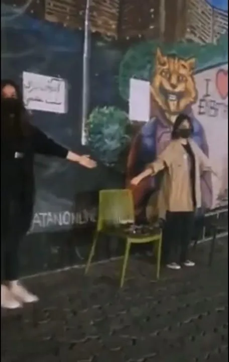 প্রতিবাদ! হিজাব ছাড়াই রাস্তায় দাঁড়িয়ে কোলাকুলি করছে দুই যুবতী