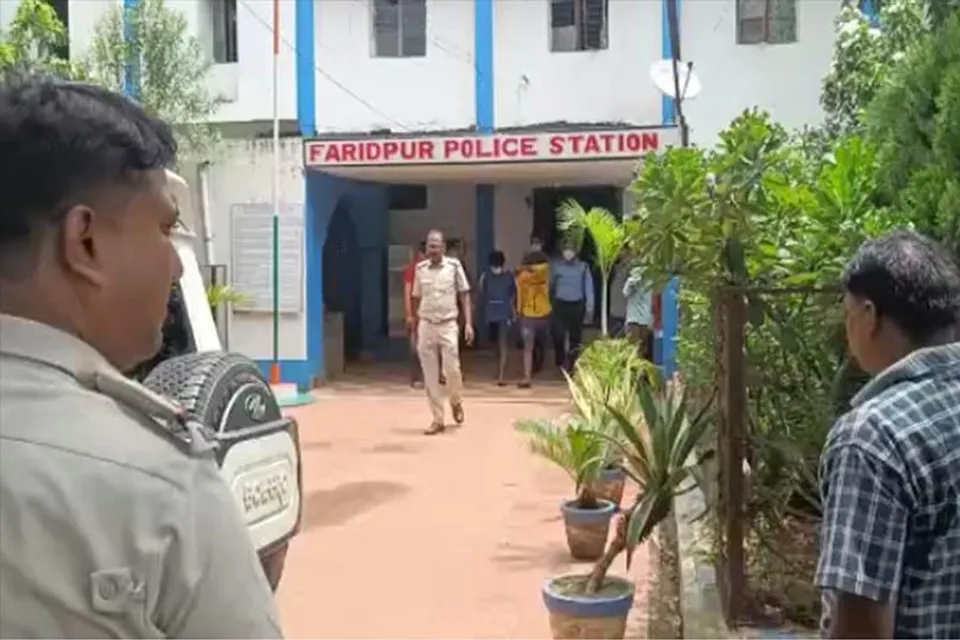 ২০ কেজি গাঁজা সহ গ্রেফতার দুই