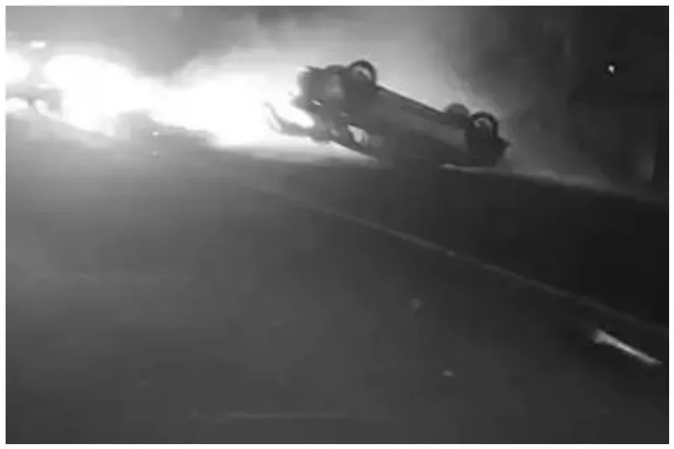 দুর্ঘটনার পর চড়কির মতো পাক খেল গাড়ি, আঁকড়ে ধরে এক মহিলা