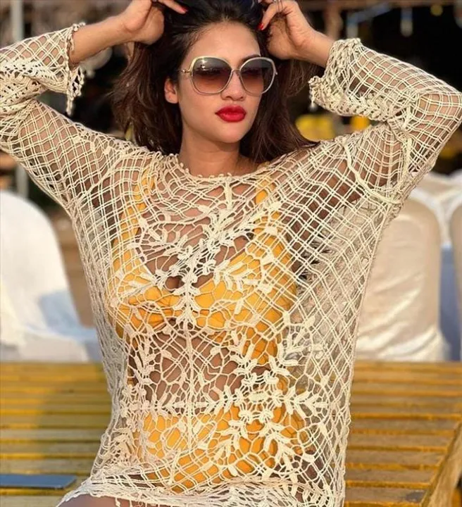 সমুদ্রের ধারে উষ্ণতা দ্বিগুণ বাড়িয়ে দিলেন নুসরত জাহান