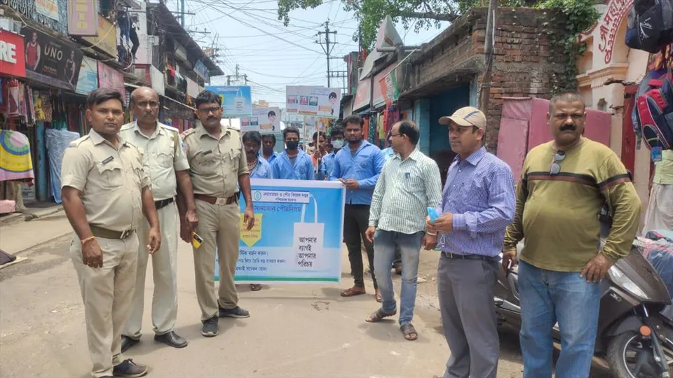 প্লাস্টিক ক্যারিব্যাগ বন্ধ করতে এএমসির কুলটি ব্যুরো অফিস ও নিয়ামতপুর ফাঁড়ি পুলিশের উদ্দোগে সচেতনতা প্রচার নিয়ামতপুরে