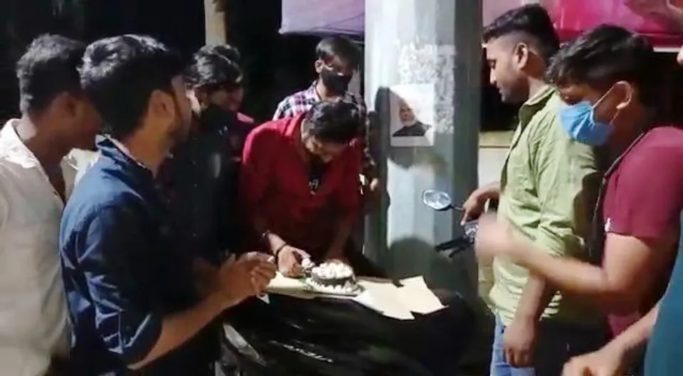 কেক কেটে প্রতিবাদ পেট্রোলের মূল্যবৃদ্ধির