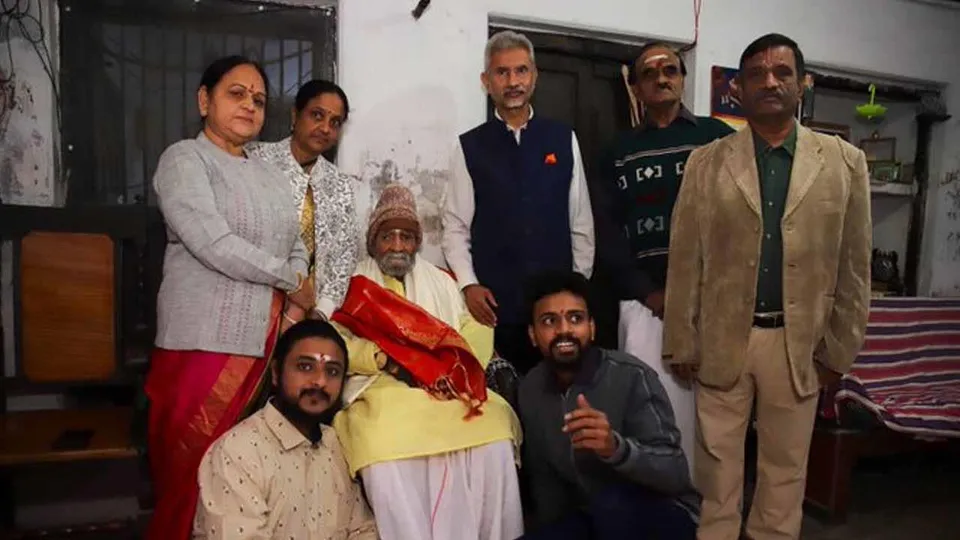 সুব্রামানিয়া ভারতীর পরিবারের সঙ্গে দেখা করলেন বিদেশমন্ত্রী