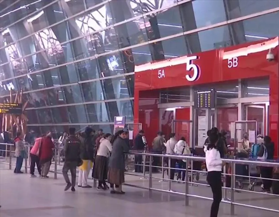 কুয়াশার কারণে অনেক ফ্লাইট কয়েক ঘণ্টা বিলম্বিত; উদ্বিগ্ন যাত্রীরা