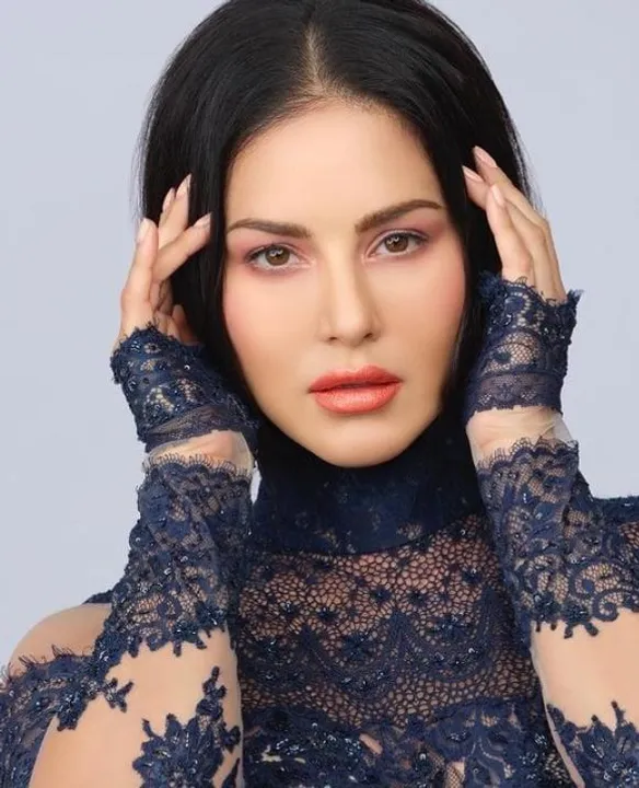 খাবার খেতে খেতে জিম? মজার ভিডিও শেয়ার করলেন সানি লিওনি