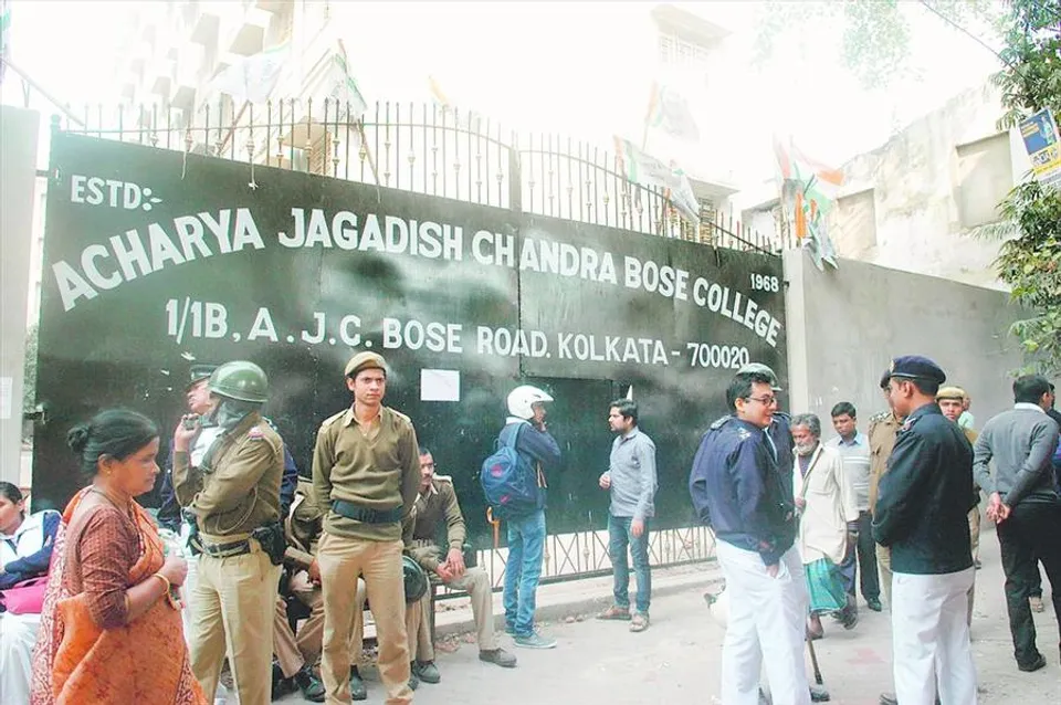 খাস কলকাতায় এবার পোশাক ফতোয়া