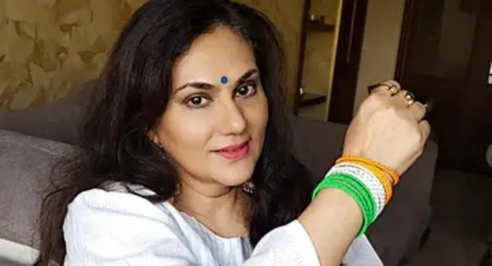 স্বাধীনতা দিবসে টুইটে ভুলবশত পাকিস্তানের প্রধানমন্ত্রীকে ট্যাগ করলেন রামায়ণের অভিনেত্রী