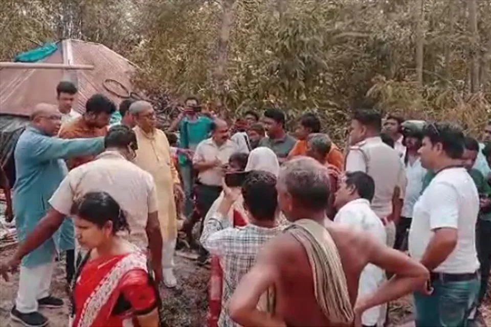 ঝড়ে ক্ষতিগ্রস্ত এলাকা পরিদর্শনে মন্ত্রী  মানস রঞ্জন ভুঁইয়া