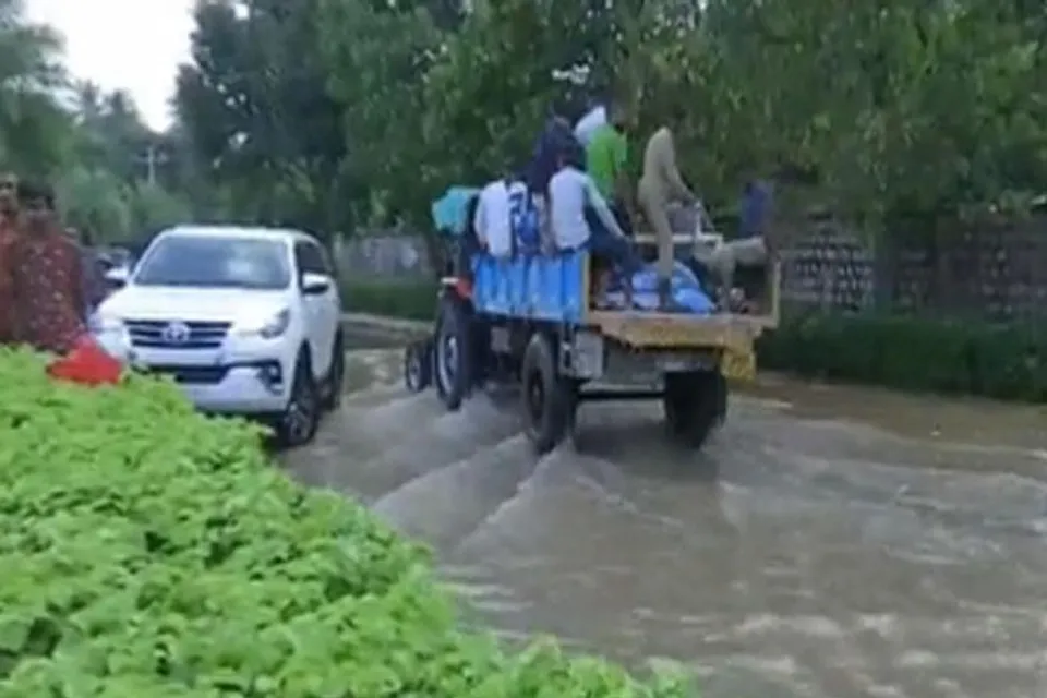 ভারী বৃষ্টিতে বিপর্যস্ত বেঙ্গালুরুতে ট্র্যাক্টরে করে অফিসে গেলেন কর্মীরা