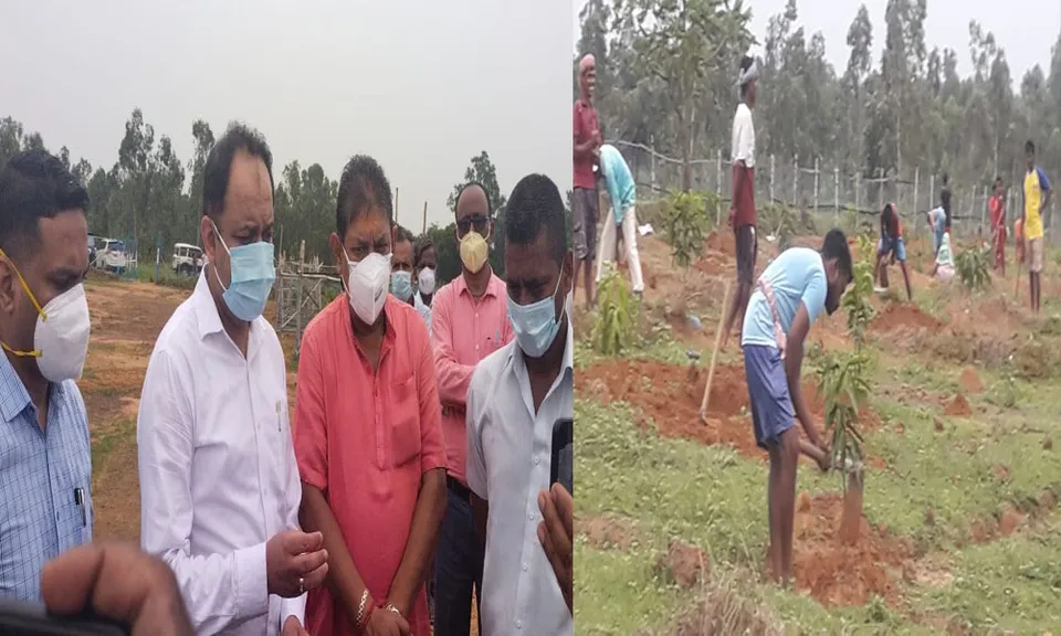 'মাটির সৃষ্টি' প্রকল্পের কাজ দেখতে এলেন জেলাশাসক