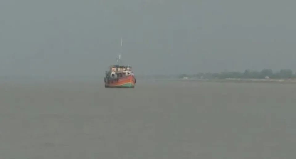 পেটুয়াঘাট মৎস্য বন্দরে ট্রলার ডুবে মৃত ২, নিখোঁজ ৭