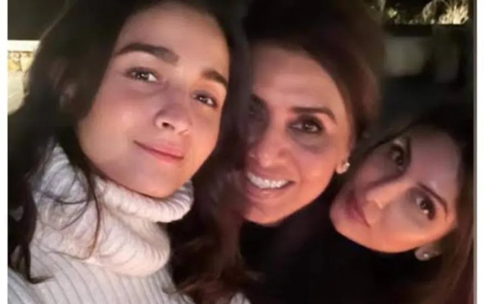 করবা চৌথ ২০২২ঃপুত্রবধূ আলিয়া ভাট এবং কন্যা ঋদ্ধিমাকে মিষ্টি শুভেচ্ছা জানালেন নীতু কপূর