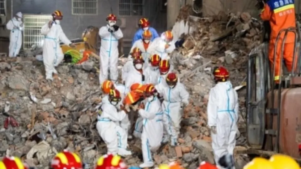 চিনের হুনান প্রদেশে বহুতল ভেঙে মৃতের সংখ্যা বেড়ে ৫৩, জীবিত উদ্ধার অন্তত ১০