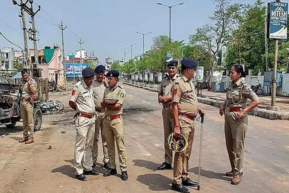 বিসর্জনের শোভাযাত্রায় উচ্চস্বরে গান বাজানো নিয়ে উত্তেজনা দুই গোষ্ঠীর