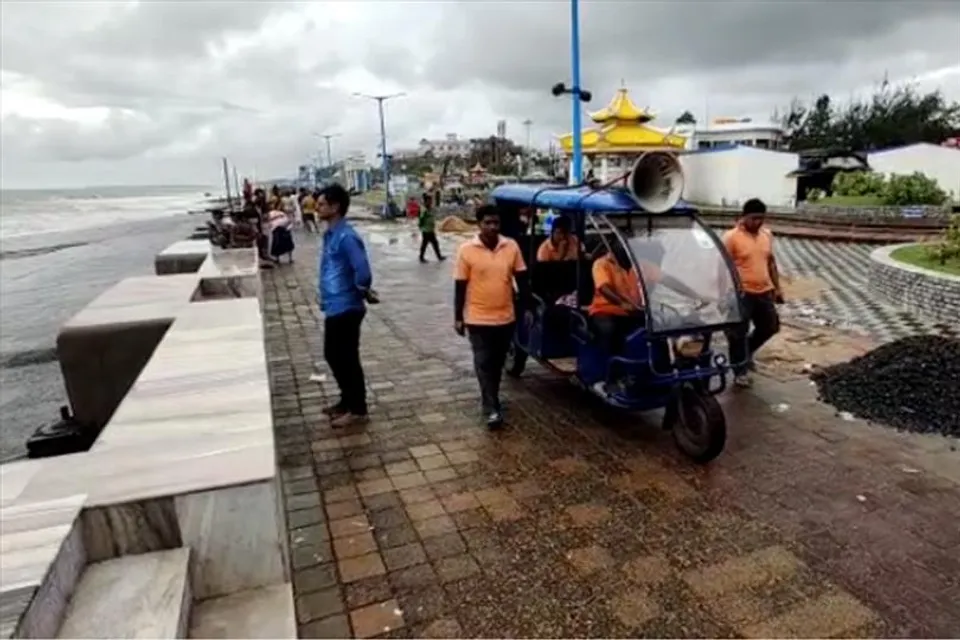 শক্তি বাড়াচ্ছে নিম্নচাপ, দীঘায় চলছে মাইকিং