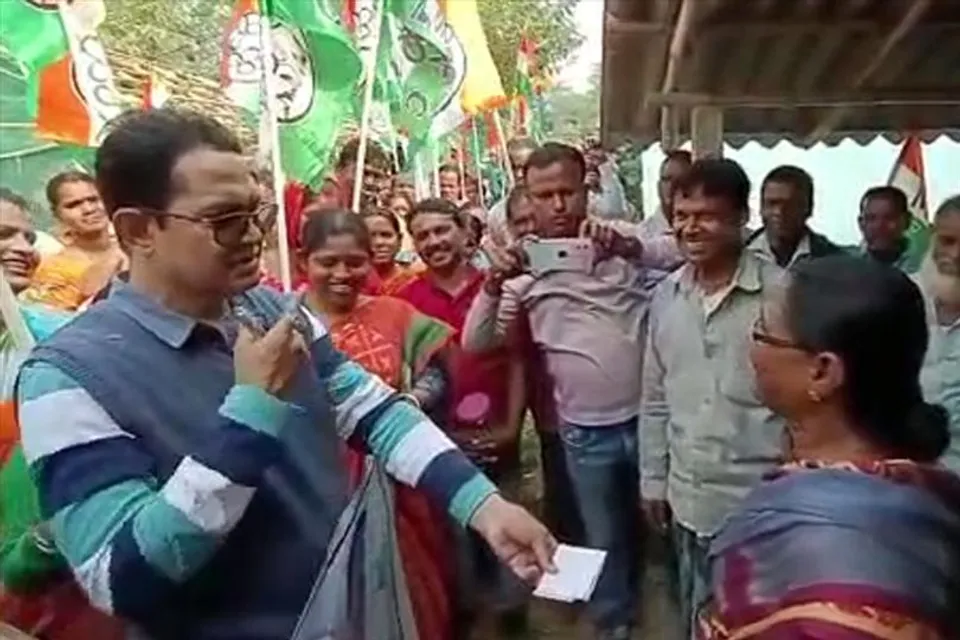 'চলো গ্রামে যাই' কর্মসূচিতে গিয়ে স্কুল শিক্ষিকাকে অঙ্ক কষতে দিলেন বিধায়ক