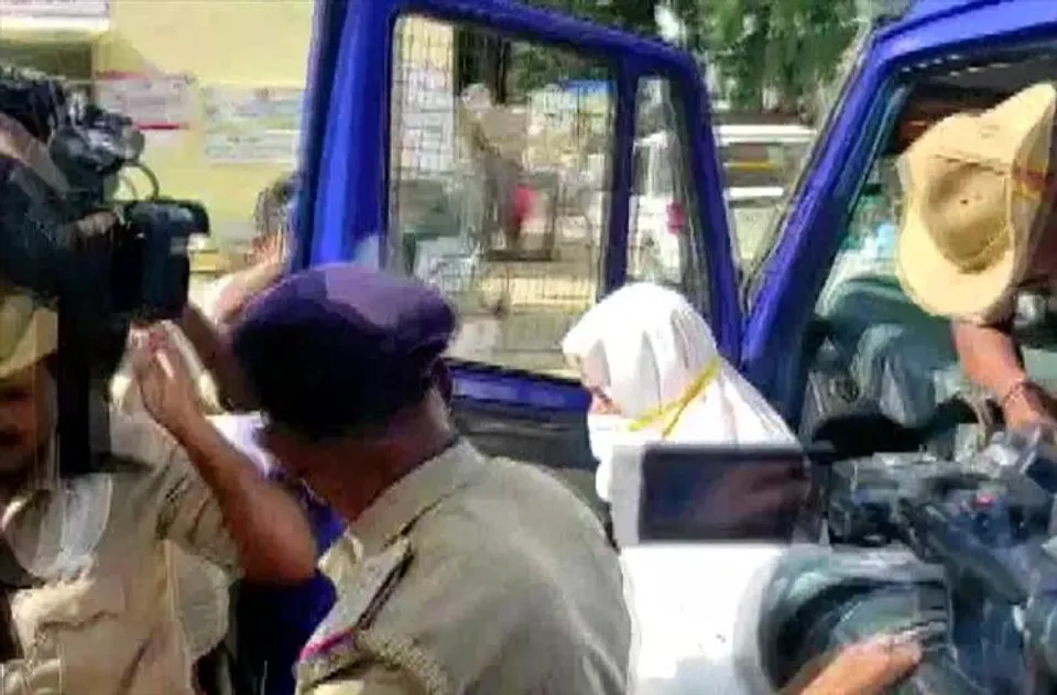 গ্রেফতার হওয়া কর্ণাটকের দ্রষ্টা শিবমূর্তি মুরুগা শরানারু হাসপাতালে ভর্তি