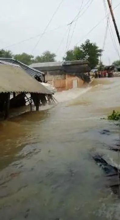 কেলেঘাই নদীর বাঁধ ভেঙ্গে প্লাবিত বিস্তীর্ণ এলাকা