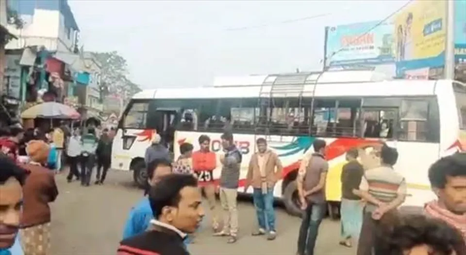 মানসিকরোগীর তান্ডবে উত্তেজনা এলাকায়,ঘটনাস্থলে পুলিশ