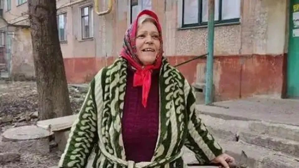 রশিয়া ইউক্রেনের যুদ্ধের মাঝেই ভয় কে জয় করে রাশিয়ান মহিলা গেয়ে উঠলেন ভারতীয় গান