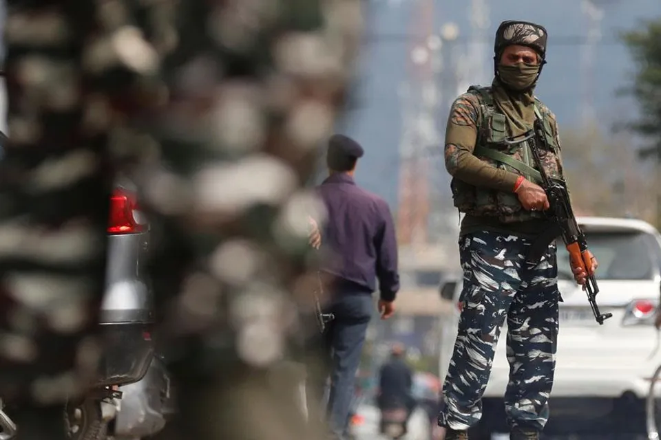 ফের অশান্ত কাশ্মীর, বিপুল অস্ত্র সহ গ্রেফতার ১ জঙ্গি