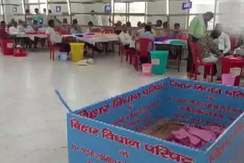 কড়া নিরাপত্তার মধ্যে চলছে ভোট গণনা