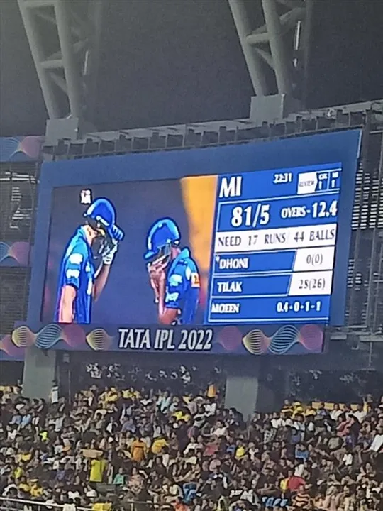 লোডশেডিংয়ের জের, ওয়াংখেড়ে স্টেডিয়ামে মুম্বই ইন্ডিয়ান্সের হয়ে ব্যাট করলেন ধোনি!