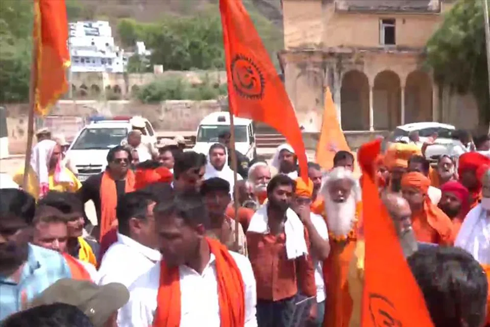 মন্দির ভাঙার প্রতিবাদে মুখ্যমন্ত্রীর পদত্যাগের দাবি