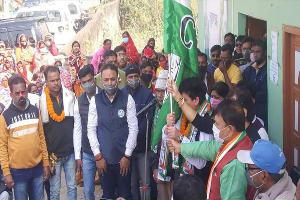 তৃণমূলে যোগদান ২০০-র বেশি বিরোধী দলের নেতা-সমর্থকদের