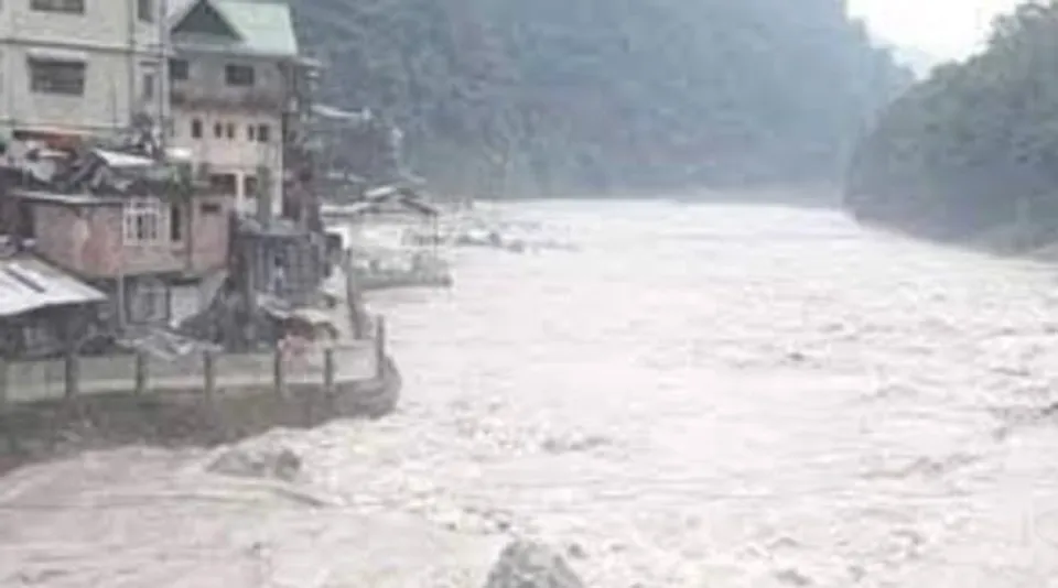 পর্যটক ঠাসা পাহাড়ে প্রবল বৃষ্টি, ধসের আশঙ্কায় উদ্বিগ্ন সিকিম প্রশাসন খুলল কন্ট্রোল রুম