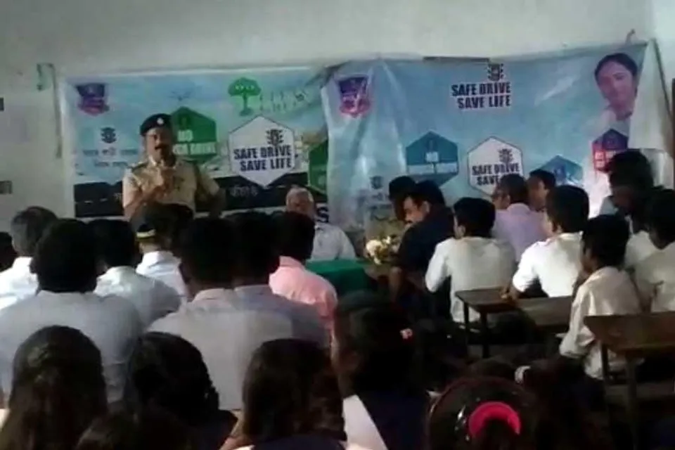 সাইবার ক্রাইম ও ট্রাফিক সচেতনতা শিবিরের আয়োজন স্কুলে