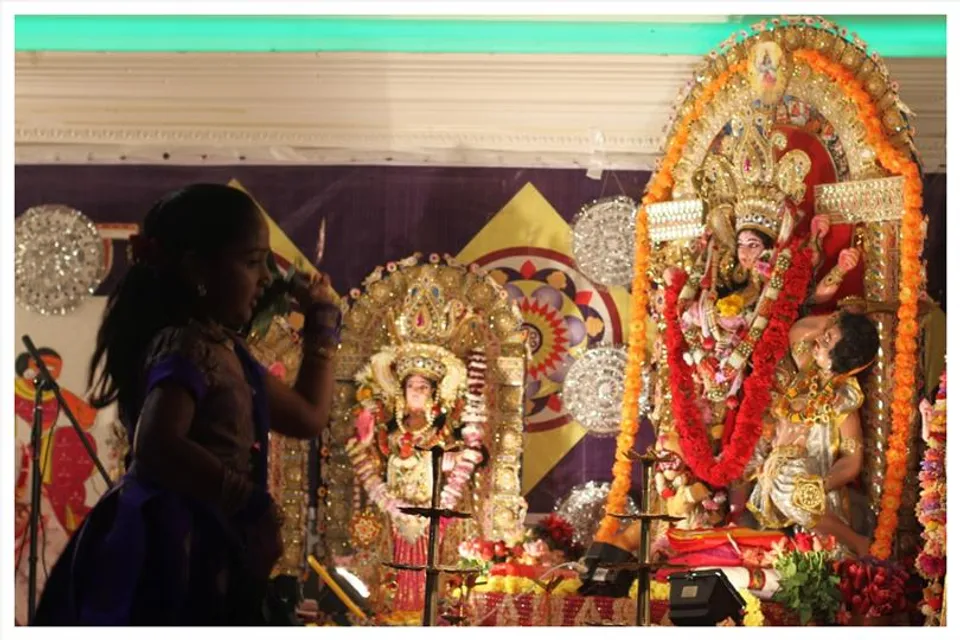 লণ্ডনঃ দুর্গা পুজো শুরু হওয়ার সময় মায়ের হাতে ছিল না কোনও অস্ত্র