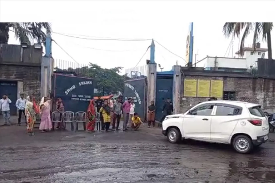 কারখানার বাইরে বিক্ষোভ বহিষ্কৃত শ্রমিকদের