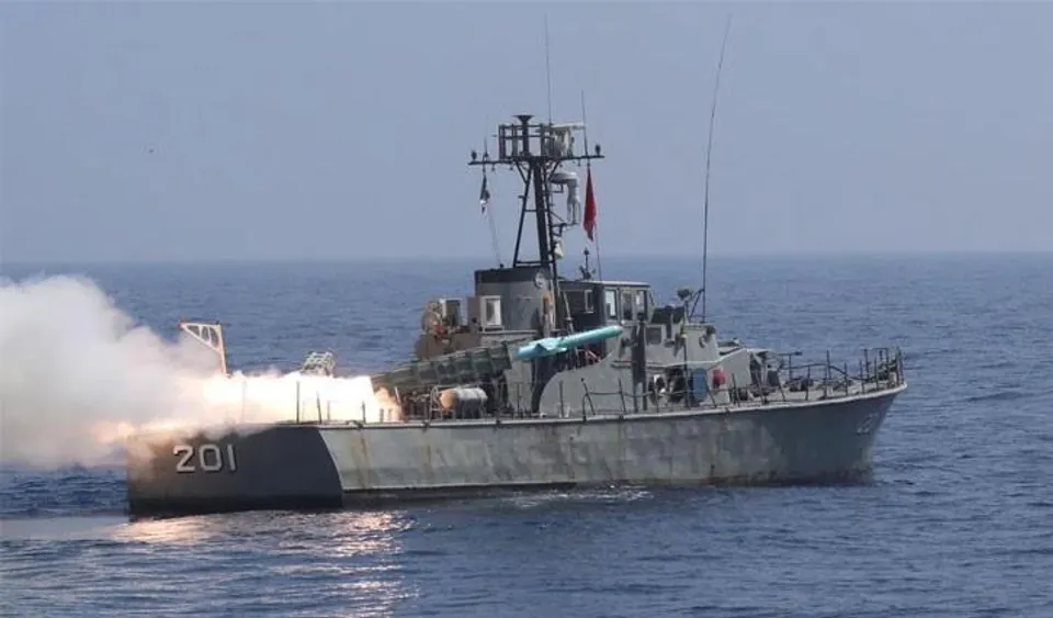 যুক্তরাষ্ট্রের নৌবাহিনীর সঙ্গে সংঘর্ষে  ৯ ইরানি সেনা নিহত