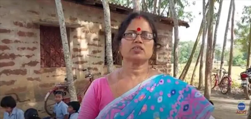 চাঁদিফাটা রোদ্দুরে গাছের তলায় ক্লাস, এই নিয়ে কী বললেন প্রধান শিক্ষিকা?