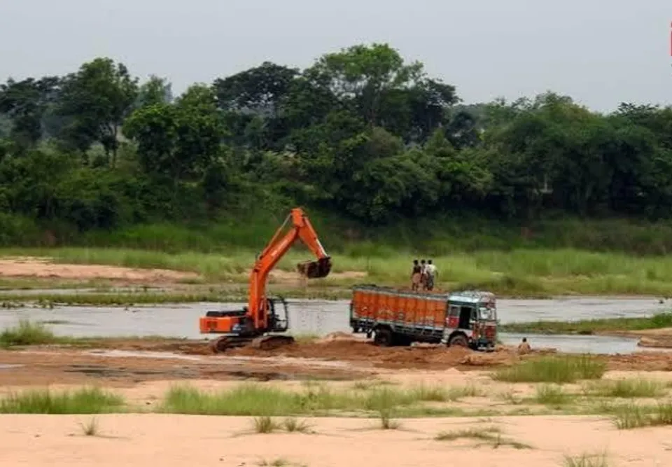 প্রশাসনের নাকের ডগায় অবৈধ বালি খাদান